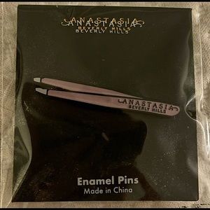 Anastasia Beverly Hills tweezer pin